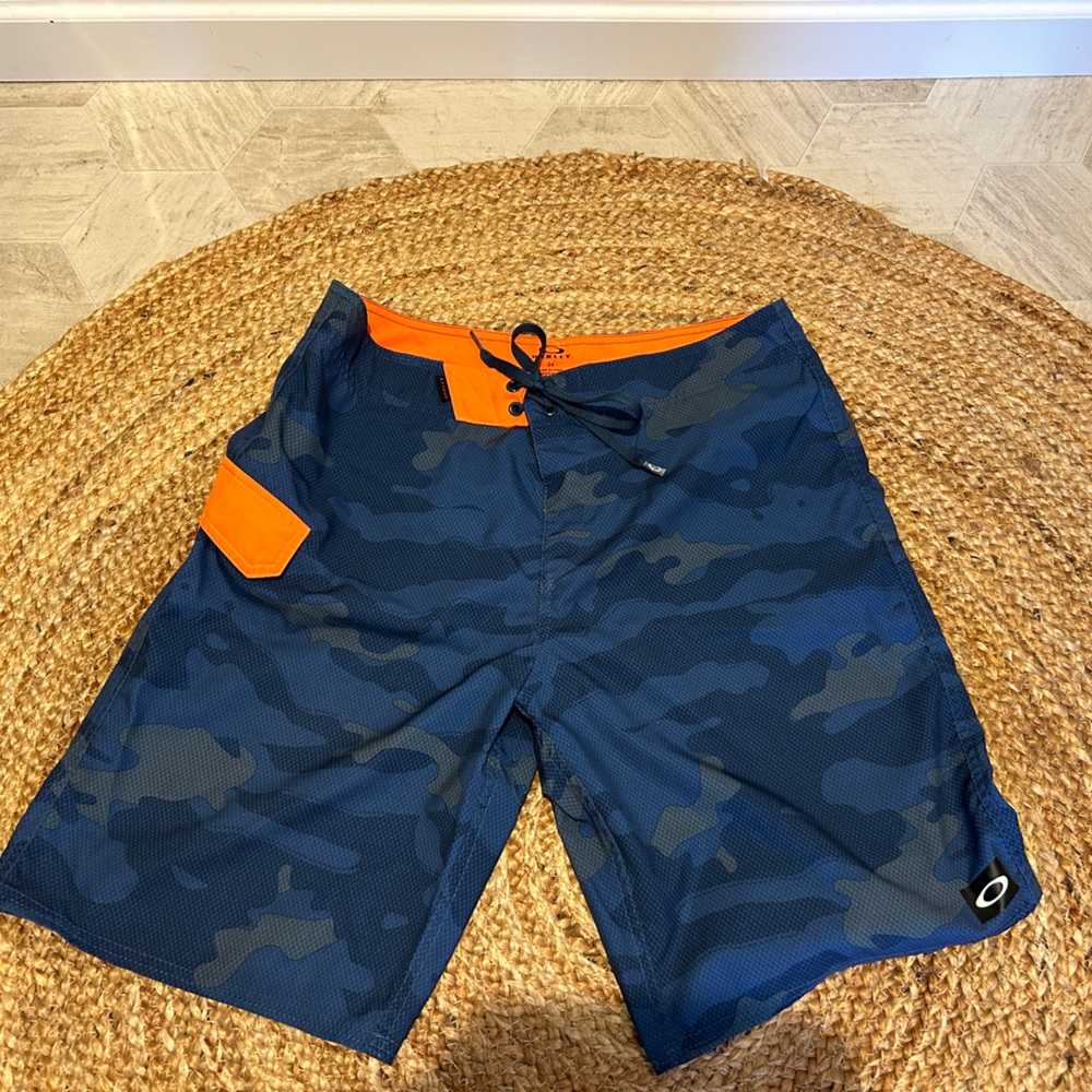 Oakley Men’s swim trunk/board short, size 34